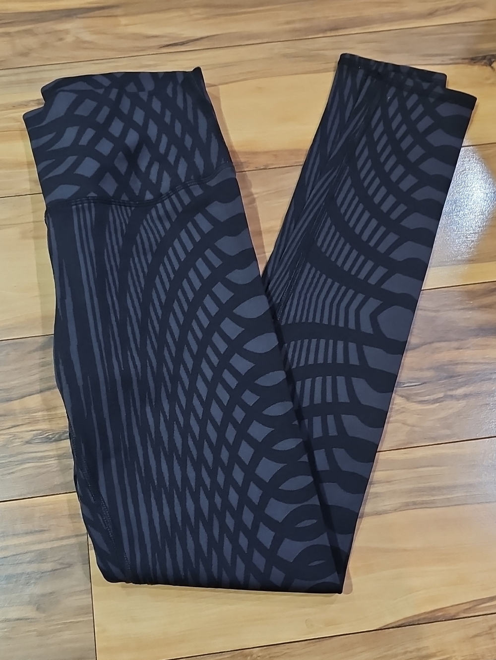 Alo Women's Medium Black And Gray Patterned Performance Pants